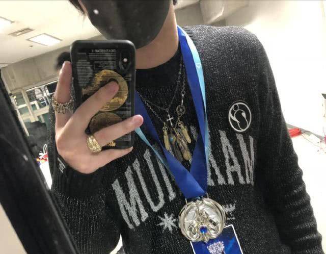 包含TheShy回归赛场,败北首场状态亮眼,篮网观众沸腾!的词条爱游戏官网首页